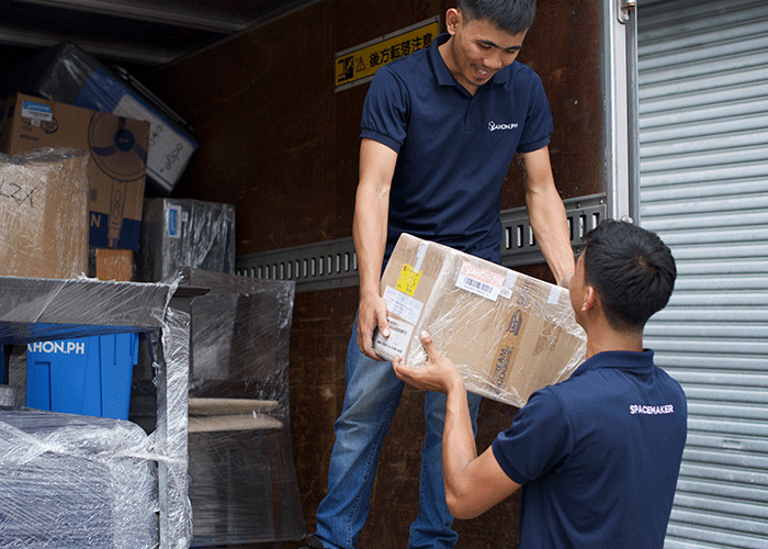 Sapcemakers lifting a box